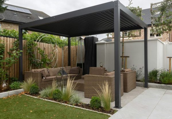 Quels matériaux garantissent une pergola durable et résistante aux intempéries ?